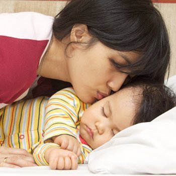 Por que as crianças suam tanto enquanto dormem?