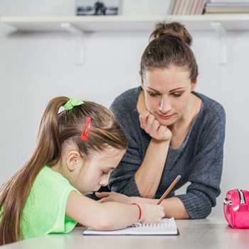 Dar uma mão aos filhos nos seus deveres escolares