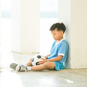 Como uma criança pode sobreviver na escola se não joga futebol