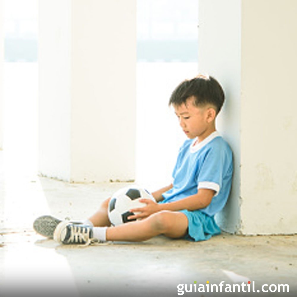 Futebol Infantil. As Crianças Estão Jogando Futebol. A Luta Ativa