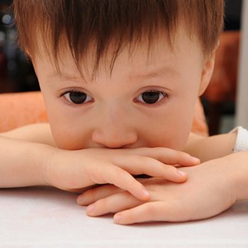 Quando a criança faz xixi na cama de forma involuntária