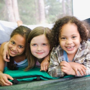 Diversão para as crianças nos acampamentos urbanos