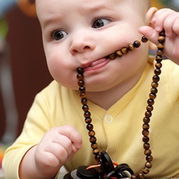 10 coisas que você deve fazer para evitar que o seu filho se engasgue