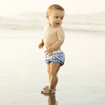 O primeiro contato do bebê com o mar