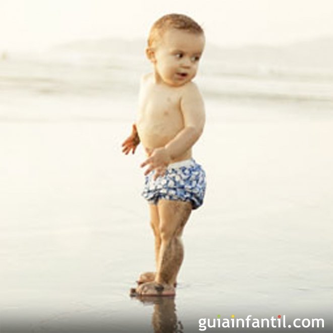O primeiro contato do bebê com o mar