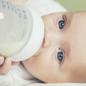 Por que uma mamadeira mal preparada pode matar um bebê