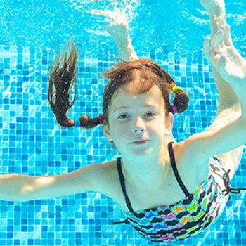 Por que coçam e ardem os olhos das crianças na piscina
