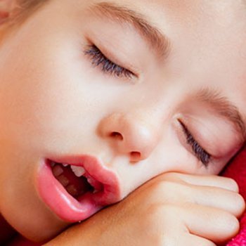 Por que o meu filho dorme com a boca aberta