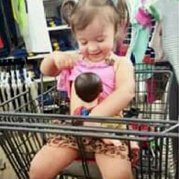 A reação diante de uma foto de sua filha amamentando ao seu boneco