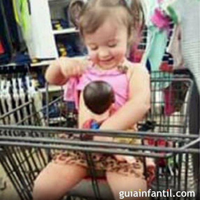 A reação diante de uma foto de sua filha amamentando ao seu boneco