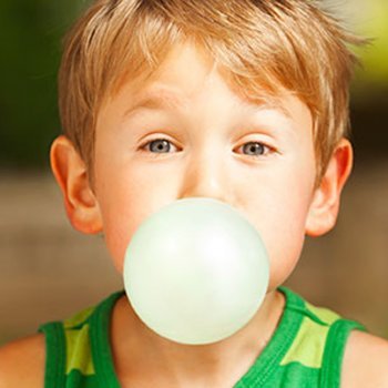 Efeitos secundários de mascar chiclete para as crianças