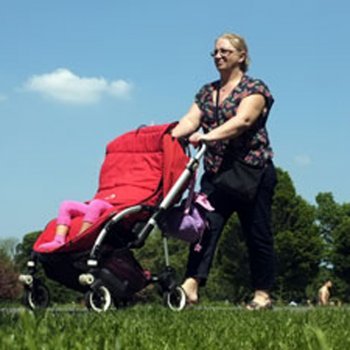 O perigo de cobrir o carrinho do bebê com um pano