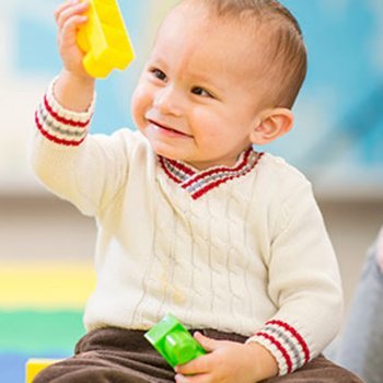 Babá ou creche para o cuidado do bebê