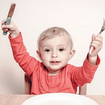 Por que as crianças pequenas devem usar faca e copos de vidro