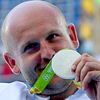 Atleta leiloa sua medalha de prata para ajudar a uma criança com câncer