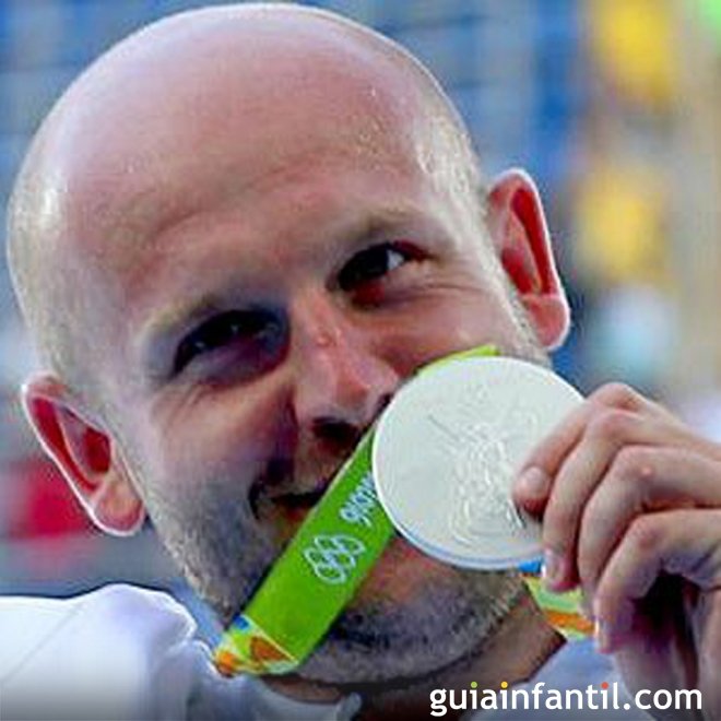 Atleta leiloa sua medalha de prata para ajudar a uma criança com câncer
