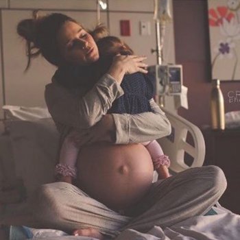 Emotiva despedida de uma mãe com sua filhinha mais velha antes de dar a luz