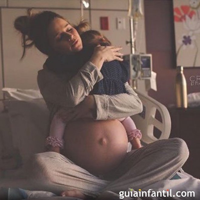 Emotiva despedida de uma mãe com sua filhinha mais velha antes de dar a luz