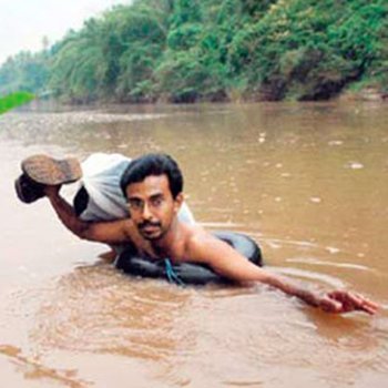 O professor que cruza um rio nadando todos os dias para dar aula