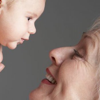 Por que é tão importante a avó materna para uma criança