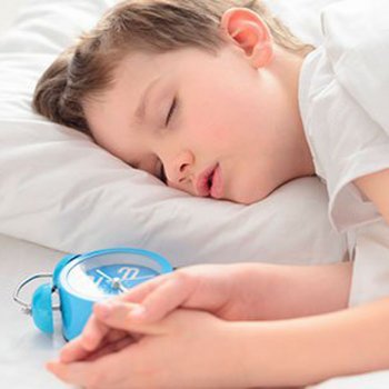 Truques para despertar cedo a uma criança dorminhoca