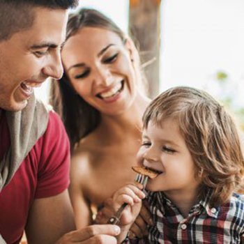 Os benefícios para as crianças de comer em família