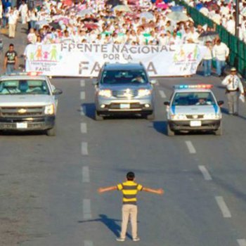 Uma criança tentou parar uma manifestação contra o matrimônio igualitário