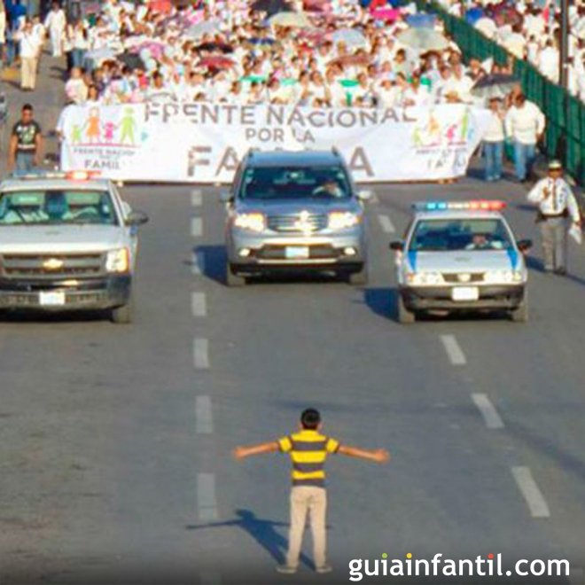 Uma criança tentou parar uma manifestação contra o matrimônio igualitário