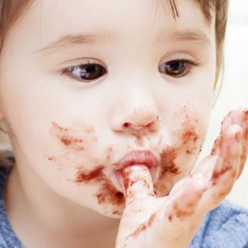 O prazer de comer chocolate para as crianças