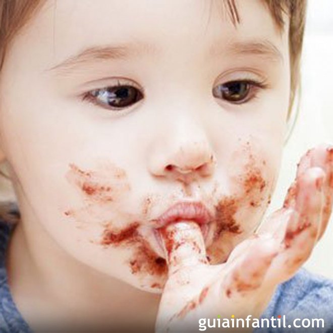 O prazer de comer chocolate para as crianças