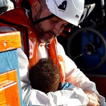 O bebê que foi salvo por um abraço