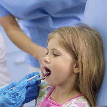 Minha menina tem um dente escuro, por quê?