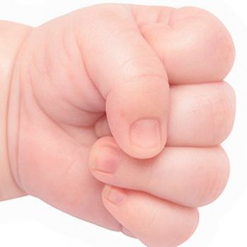 A personalidade da criança de acordo como fecha os punhos