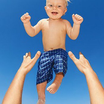 Jogar ou lançar o bebê ao ar pode ser mortal