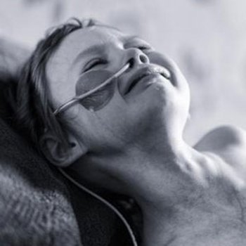 A impactante luta contra o câncer de uma menina de quatro anos