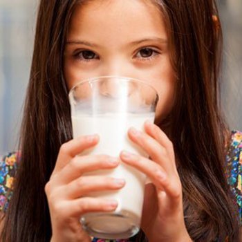 Por que as crianças têm que tomar leite integral e não desnatado