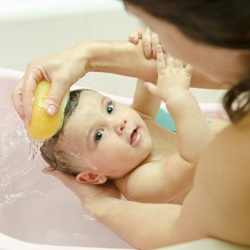 Como dar banho nos bebês passo a passo