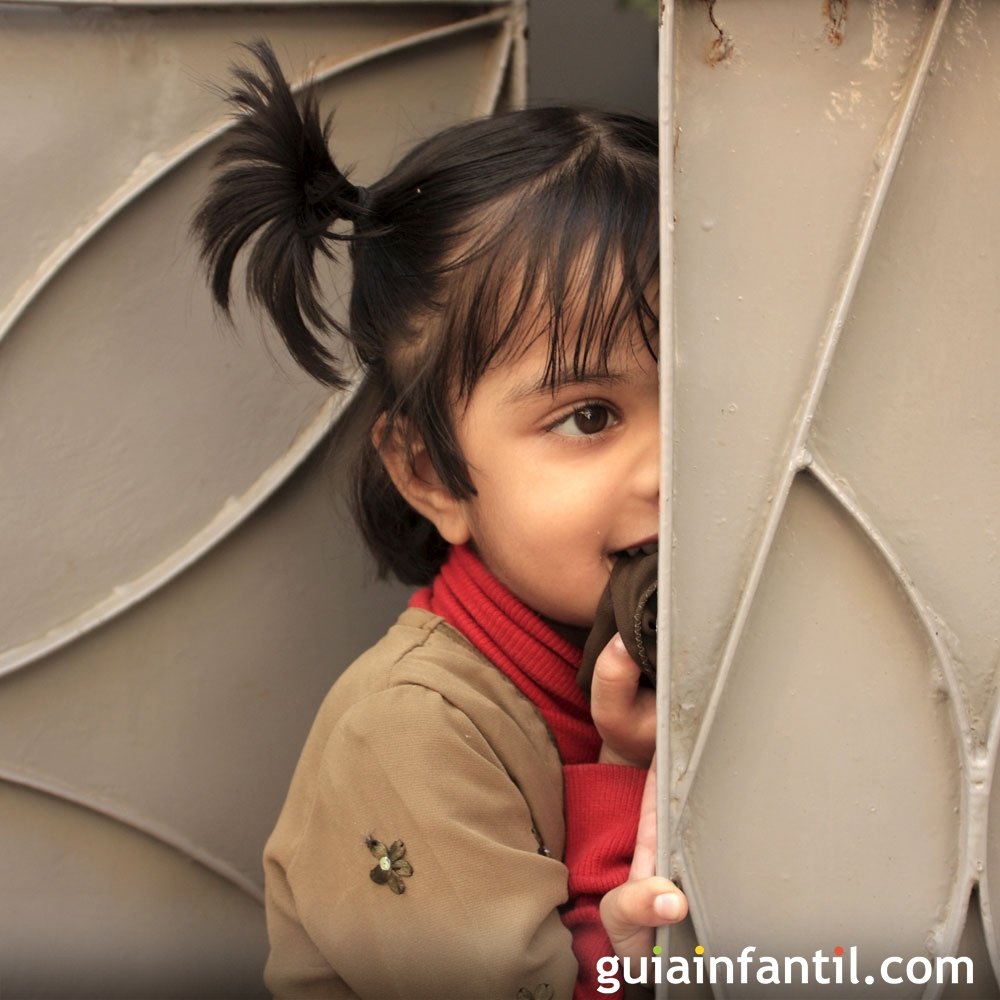 Timidez Infantil Timidez Insegurança. Uma Criança Indefesa Procura Apoio De  Um Pai. Garotinha Linda Escondida Atrás Imagem de Stock - Imagem de  feriado, felicidade: 279434879