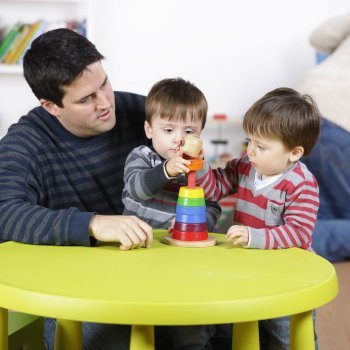 Como educar crianças gêmeas