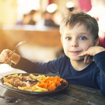 Quanto o seu filho deve comer para ter um crescimento saudável