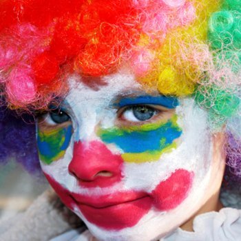 Crianças com medo de palhaços