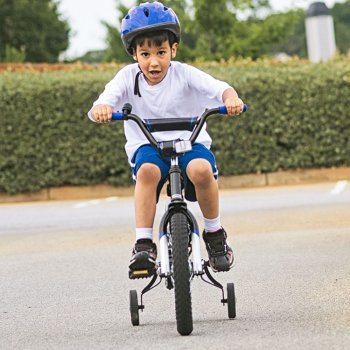 Conselhos para que as crianças andem seguras de bicicleta