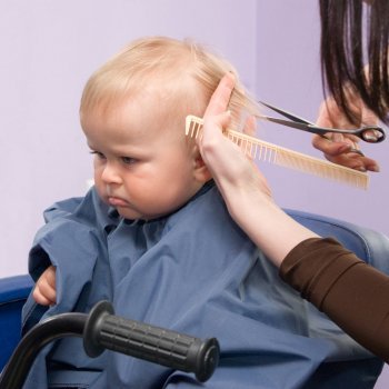 Quando se pode cortar o cabelo de um bebê