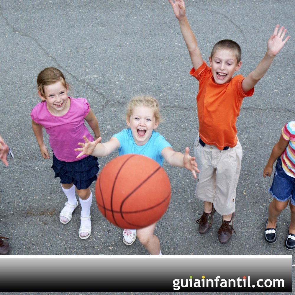 Gigante' do basquete atrai a atenção de crianças de escola em