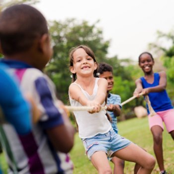 A Brincadeira do Ovo na Colher: Diversão e Equilíbrio - Educarolando -  Aprender brincando