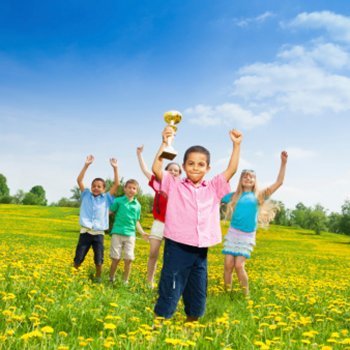 Corrida com ovo na colher Para a disputa tradicional marque um ponto de l…   Brincadeiras para festa infantil, Atividades para educação infantil,  Educação infantil