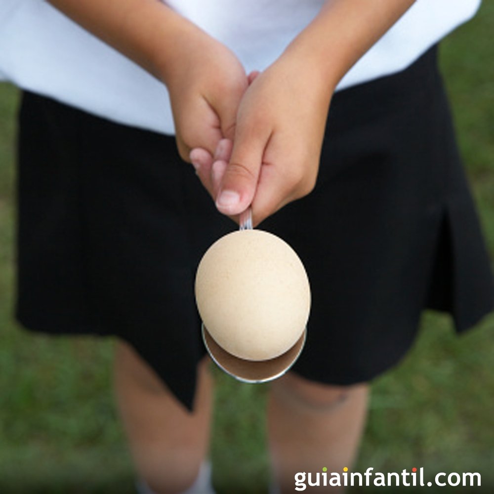 A Brincadeira do Ovo na Colher: Diversão e Equilíbrio - Educarolando -  Aprender brincando