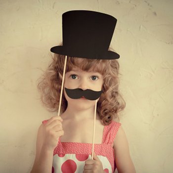 Quando a criança brinca de se vestir do sexo oposto