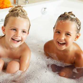 Até quando irmãos podem tomar banho juntos?