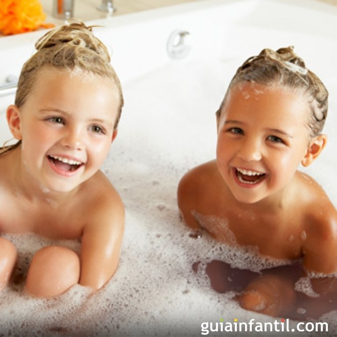Até quando irmãos podem tomar banho juntos?
